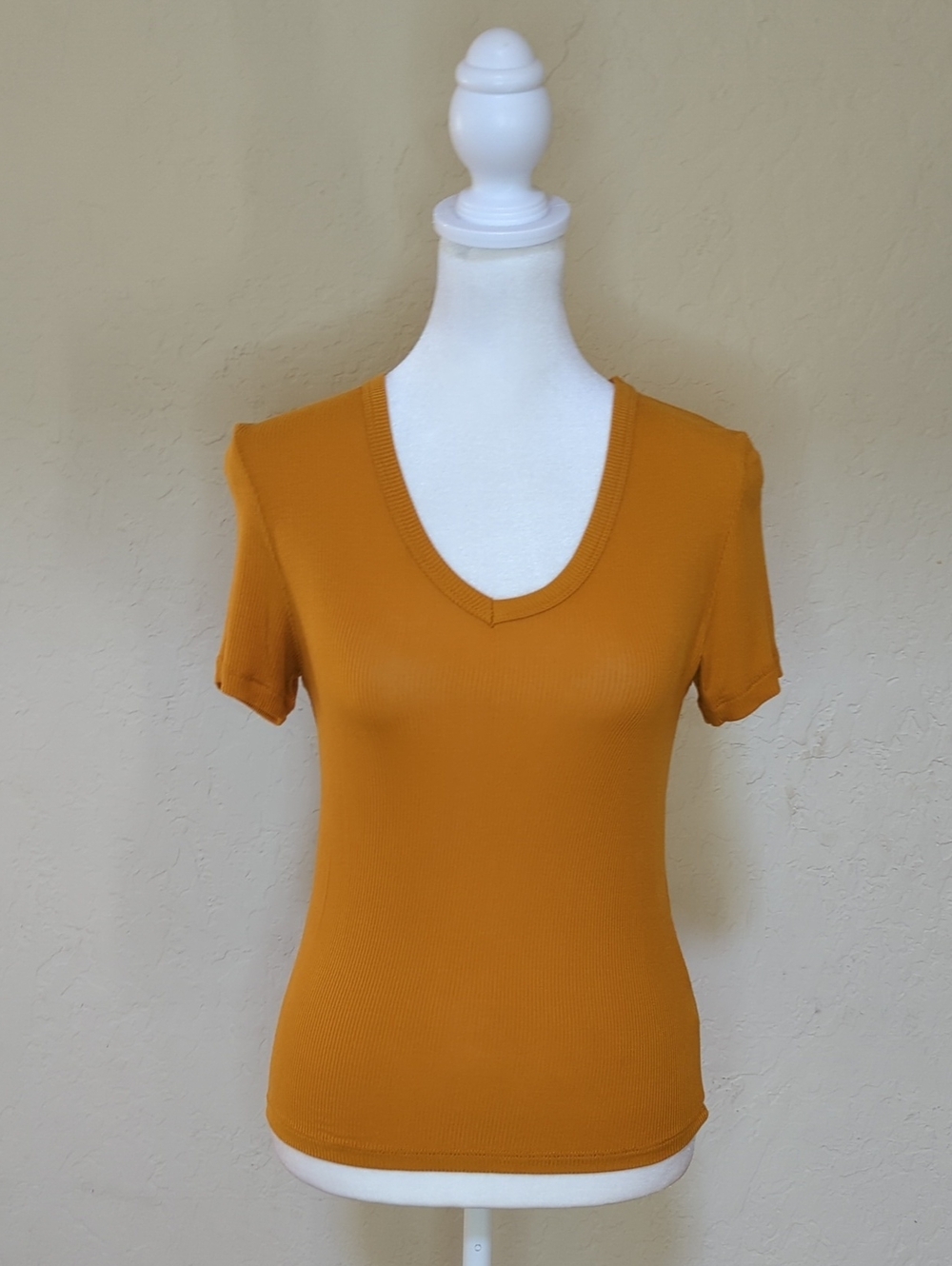 3/$20🌟 Timing Mustard Short Sleeve V Neck Fitted Ribbed Knit Tee Size Medium